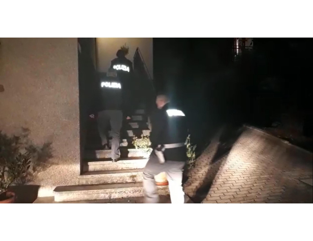 Arruolava giovani per azioni terroristiche, arrestato