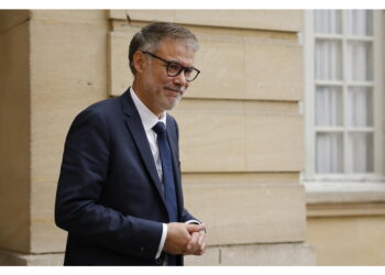 Premier francese denuncia le forze che lo stanno per sfiduciare