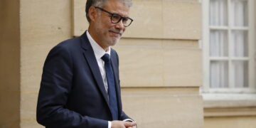 Premier francese denuncia le forze che lo stanno per sfiduciare