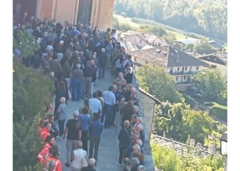 Folla ai funerali del piccolo travolto da trattore