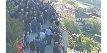Folla ai funerali del piccolo travolto da trattore
