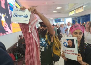 Esposti cartelli per 'Mr Genocide' ad arrivo volo da Israele