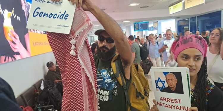 Esposti cartelli per 'Mr Genocide' ad arrivo volo da Israele
