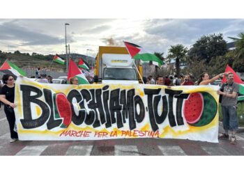 Almeno duemila persone dirette al terminal Maersk