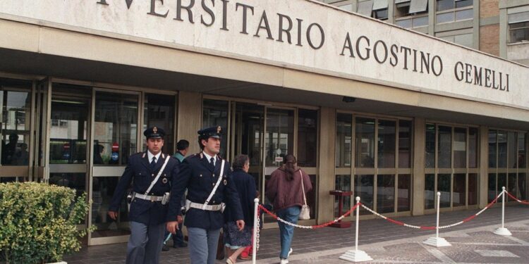 E' ancora ricoverato al Gemelli di Roma ma sta meglio