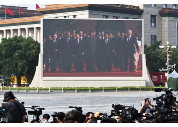 Il leader nordcoreano alla parata militare su Piazza Tienanmen