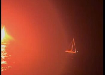 Fuori uso la vela principale. Italiani a bordo