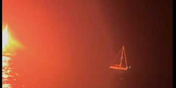 Fuori uso la vela principale. Italiani a bordo