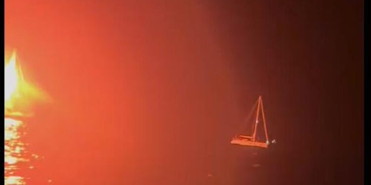 Fuori uso la vela principale. Italiani a bordo
