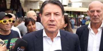 Leader M5s in contatto con Croatti a bordo di un'imbarcazione