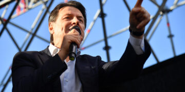 Leader M5s critica la posizione della premier a New York
