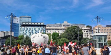 Centri sociali davanti alla Stazione Centrale di Milano