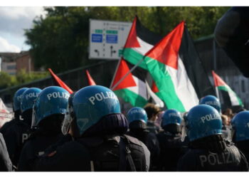 I manifestanti rientrano in città verso il centro