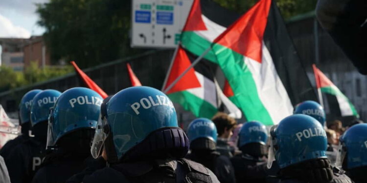 I manifestanti rientrano in città verso il centro