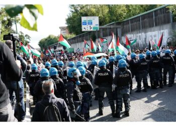 I manifestanti di fronte agli agenti che sbarrano il percorso