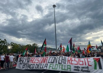 Folla a presidio Centri sociali Marche 'a fianco della Flotilla'