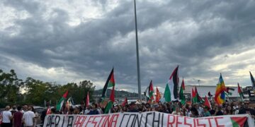 Folla a presidio Centri sociali Marche 'a fianco della Flotilla'