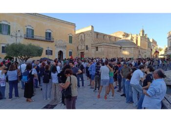 Centinaia di persone lungo le vie della città dei Sassi