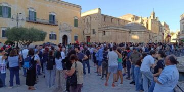 Centinaia di persone lungo le vie della città dei Sassi