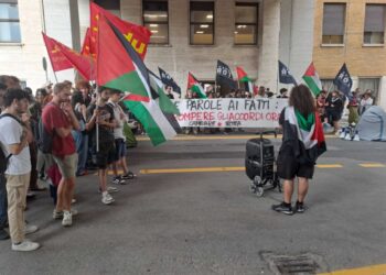 Manifestanti chiedono stop accordi con Israele