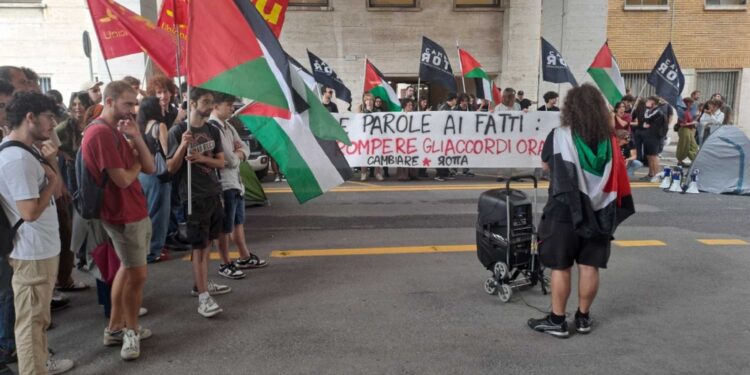 Manifestanti chiedono stop accordi con Israele