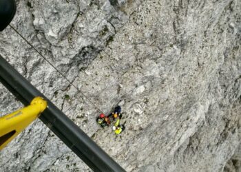 L'uomo è precipitato in un canale per ottanta metri