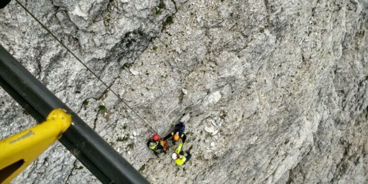 L'uomo è precipitato in un canale per ottanta metri