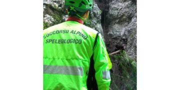 L'uomo stava facendo un'escursione assieme alla figlia