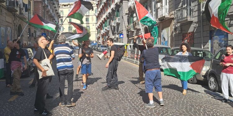 Il politico a un convegno. Gruppo giovani con bandiera Palestina