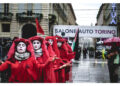 Red Rebels sfilano a Torino contro inquinamento e Pro Palestina