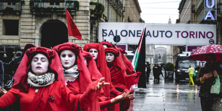 Red Rebels sfilano a Torino contro inquinamento e Pro Palestina