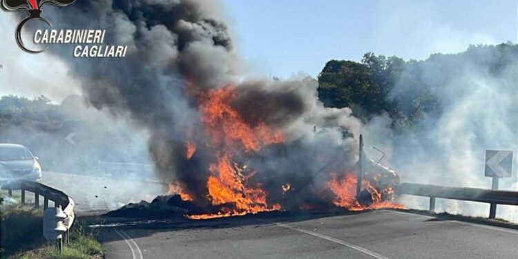 Banditi bloccano la strada e incendiano auto a S.Andrea Frius