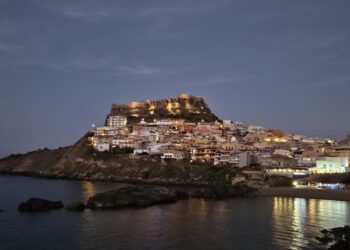 Fiaccolata per le vie del paese. Sindaca 'profonda tristezza'
