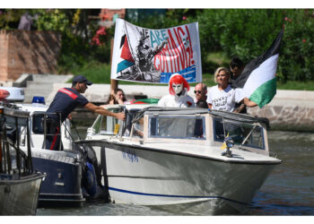 Presi striscione e bandiere