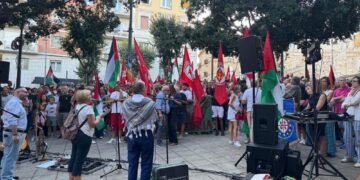Striscioni e bandiere alla manifestazione promossa dalla Cgil