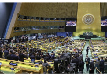 Alcune delegazioni escono dalla sala