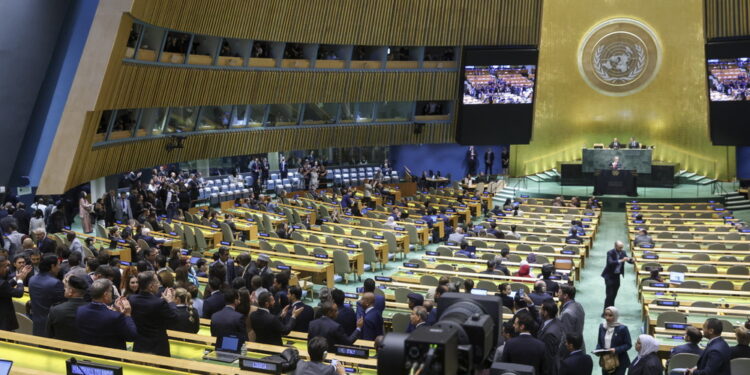 Alcune delegazioni escono dalla sala