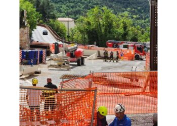 Operai e forze ordine in azione per messa in sicurezza cantiere