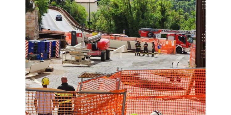 Operai e forze ordine in azione per messa in sicurezza cantiere