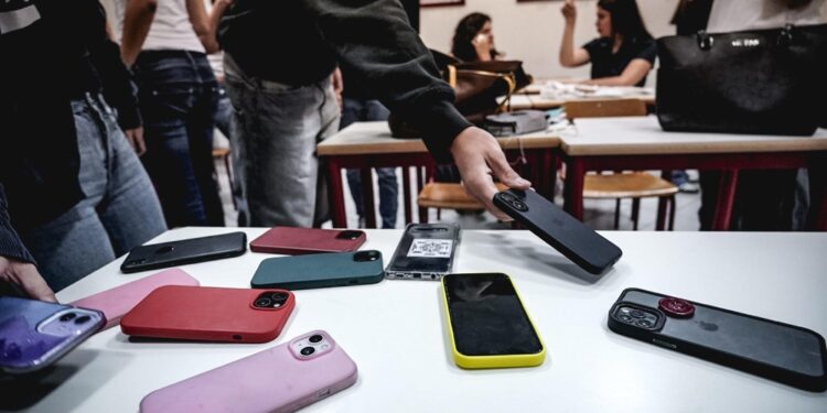'Ai bambini non servono divieti ma competenza digitale'