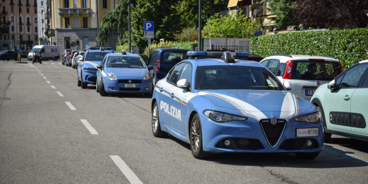 74enne trovato dal figlio in fin di vita sul ballatoio di casa