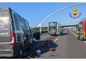 L'incidente all'altezza di Reggio Emilia. Due i feriti