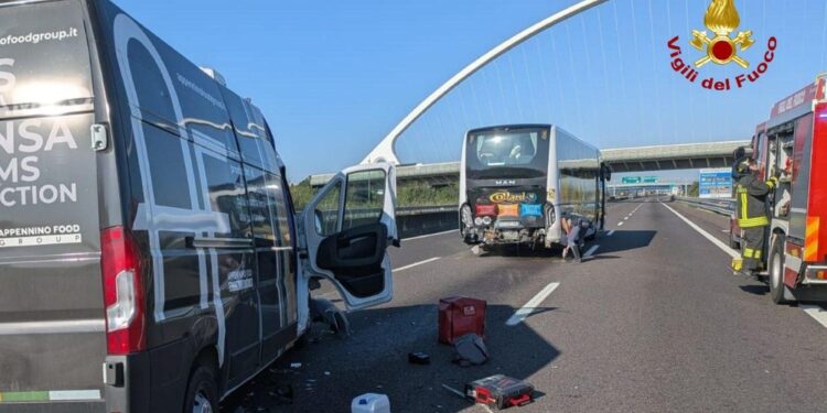 L'incidente all'altezza di Reggio Emilia. Due i feriti
