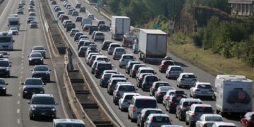 Aveva trovato riparo su muro della barriera antivento della A14