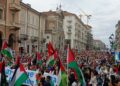 Una barca di carta issata in solidarietà con la Sumud Flotilla
