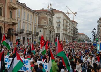 Una barca di carta issata in solidarietà con la Sumud Flotilla