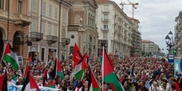 Una barca di carta issata in solidarietà con la Sumud Flotilla