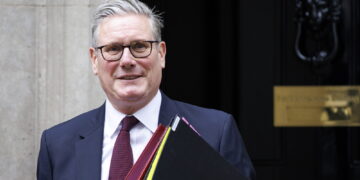 Starmer auspica intensificazione delle 'pressioni su Putin'