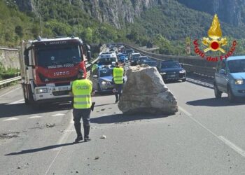 Rimbalza su binari poco prima arrivo convoglio sul lago di Como