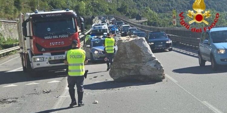 Rimbalza su binari poco prima arrivo convoglio sul lago di Como